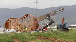 Comienza la instalación de la guitarra gigante del parque del Flamenco