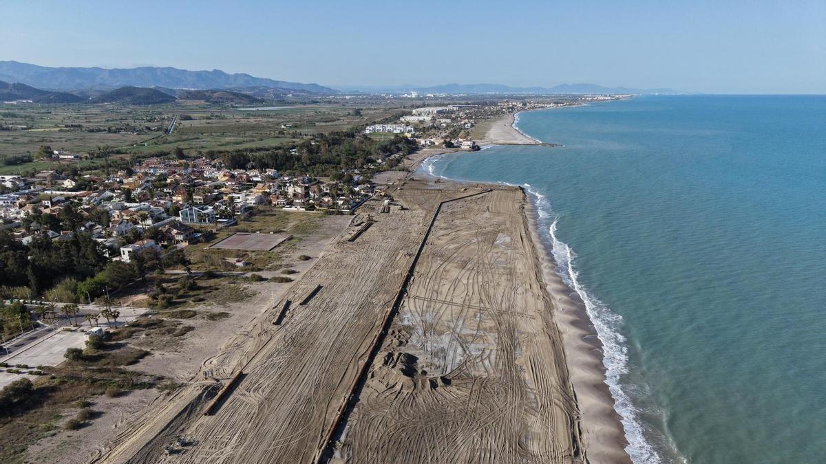Así va reperfilando el macrotrasvase de arena el litoral norte de Sagunt