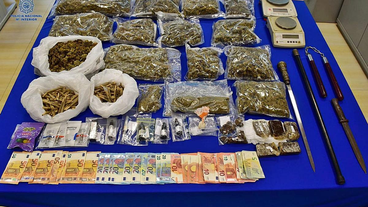 La droga y el dinero descubierto por los agentes en el interior del local.