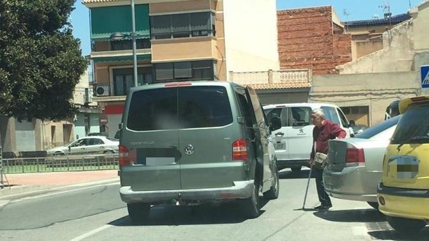 Furgoneta robada que fue abandonada ayer en Monforte del Cid por implicados en el tiroteo.