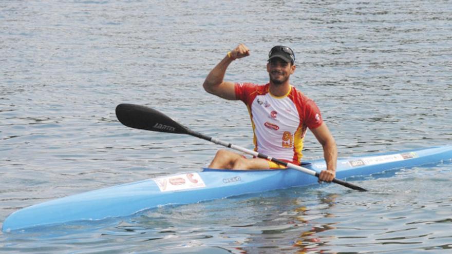 El palista del Kayak Tudense Roi Rodríguez festeja su victoria en la semifinal de ayer.