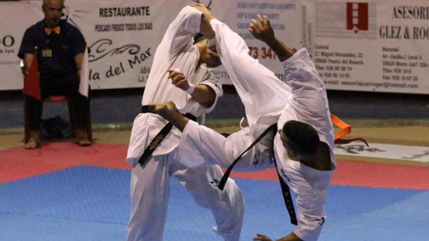 Samuel Quesada, en pleno salto, deja KO a su rival en Morro Jable.