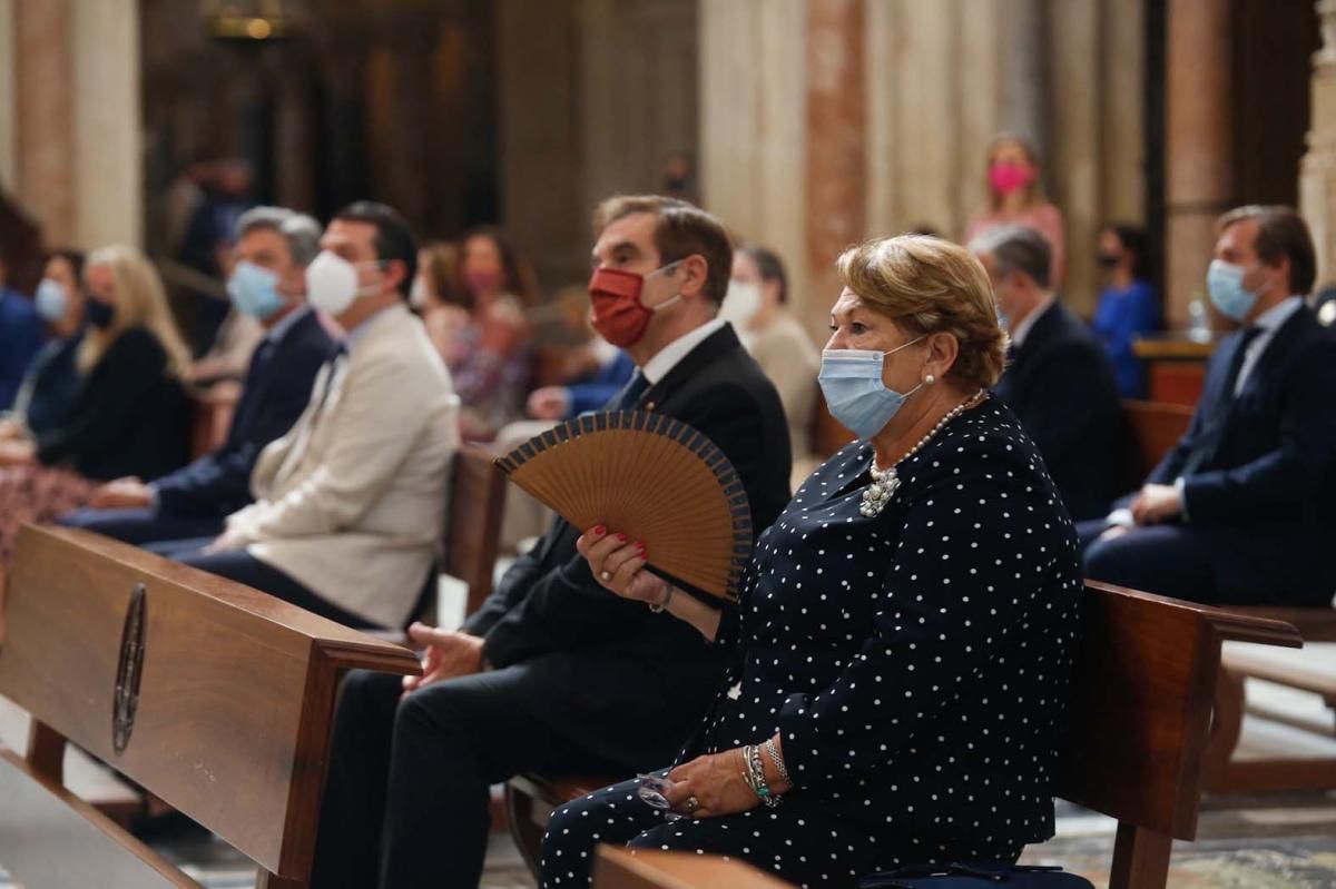 Olga Caballero y la junta directiva de la Agrupación de Cofradías toman posesión en la Catedral