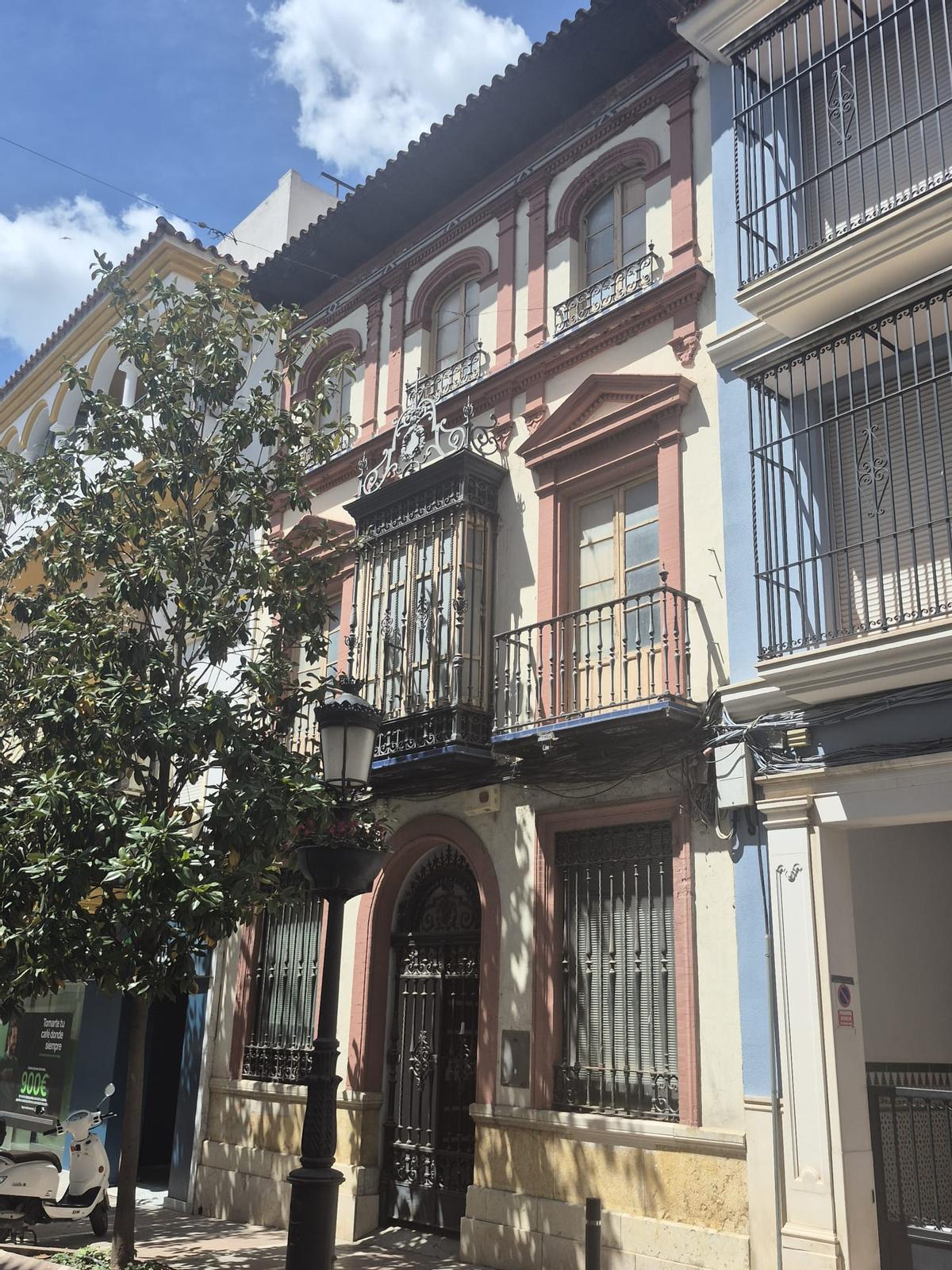 El edificio de Aníbal González introdujo en Cabra una arquitectura más moderna.