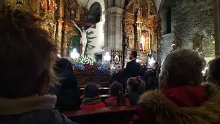 La lluvia impide la salida de la procesión del Cristo del Perdón en Luarca: "Nos da mucha pena"