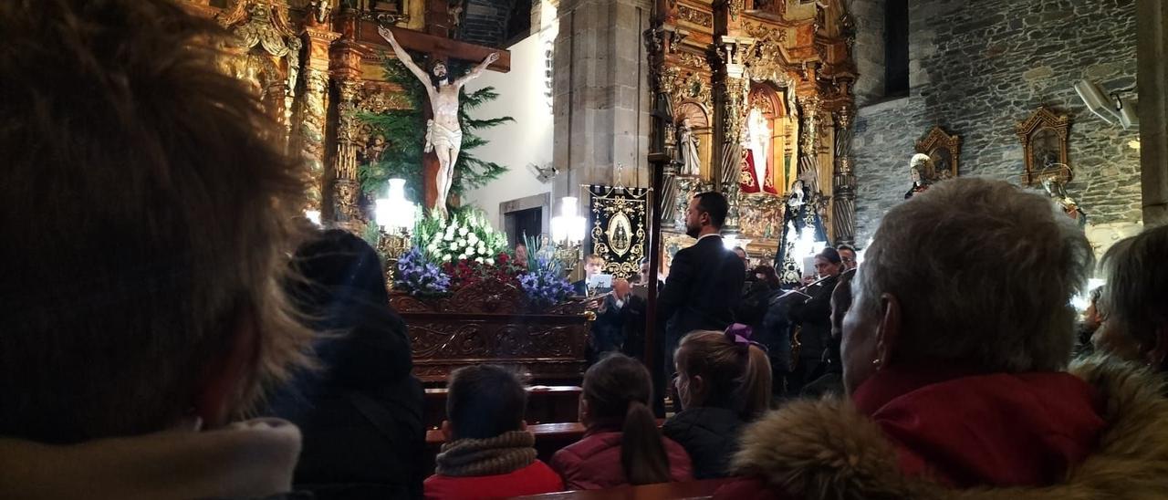 La lluvia impide la salida de la procesión del Cristo del Perdón en Luarca: "Nos da mucha pena"