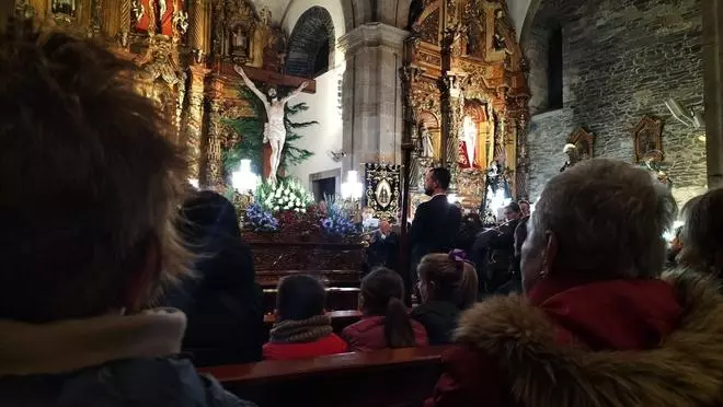 Concierto improvisado de homenaje al Cristo del Perdón en Luarca a cargo de la banda de música La Lira