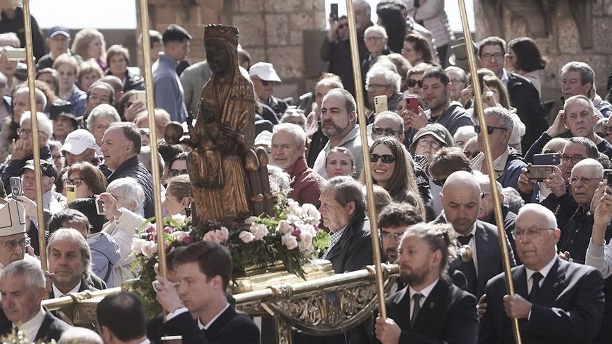 La Moreneta sortint a la plaça, enmig de milers de persones, el 27 d’abril passat - Arxiu/Mireia Arso