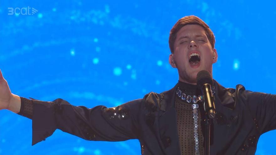 El cantant de Llançà Fredrik Strand se salva pels pèls i passa a la primera semifinal d’Eufòria