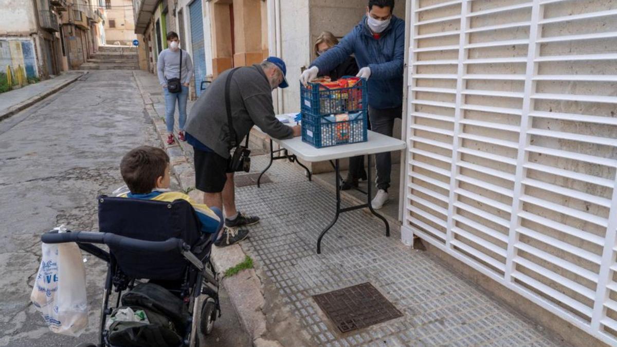 Campaña de reparto de alimentos durante la pandemia. | F.G.PAGÁN/ A.C.