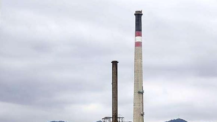 Carbón acumulado junto a la central térmica de Lada (Langreo).