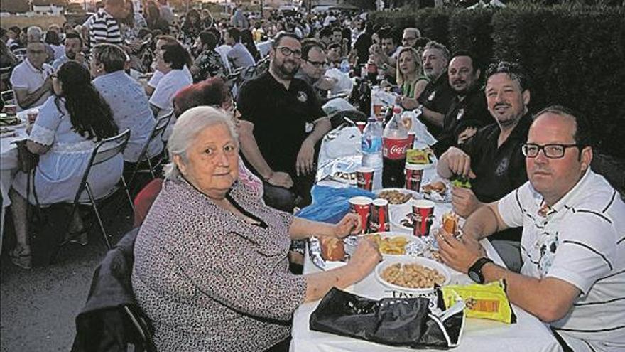 Burriana congrega a más de 1.000 personas en el ‘pa i porta’ fallero