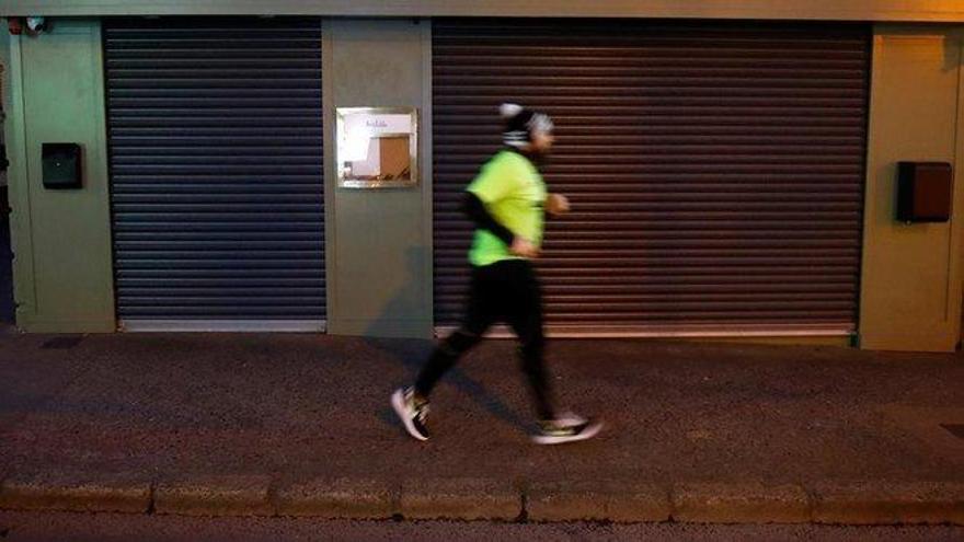 Una runner se resiste a ser detenida por la policía entre los abucheos de los vecinos