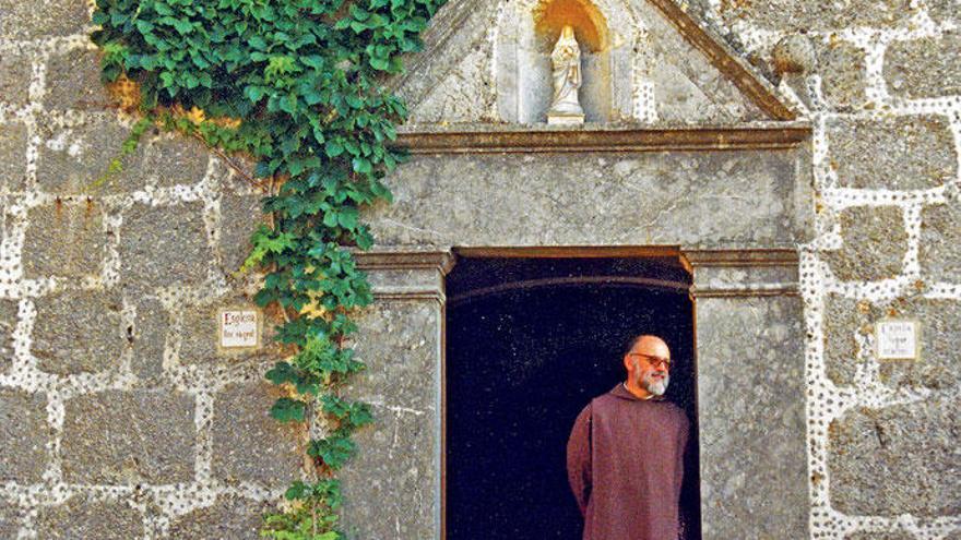 Der Mönch Benet in der kleinen Kirche bei der Ermita de la Trinitat auf Mallorca, aufgenommen 1997.