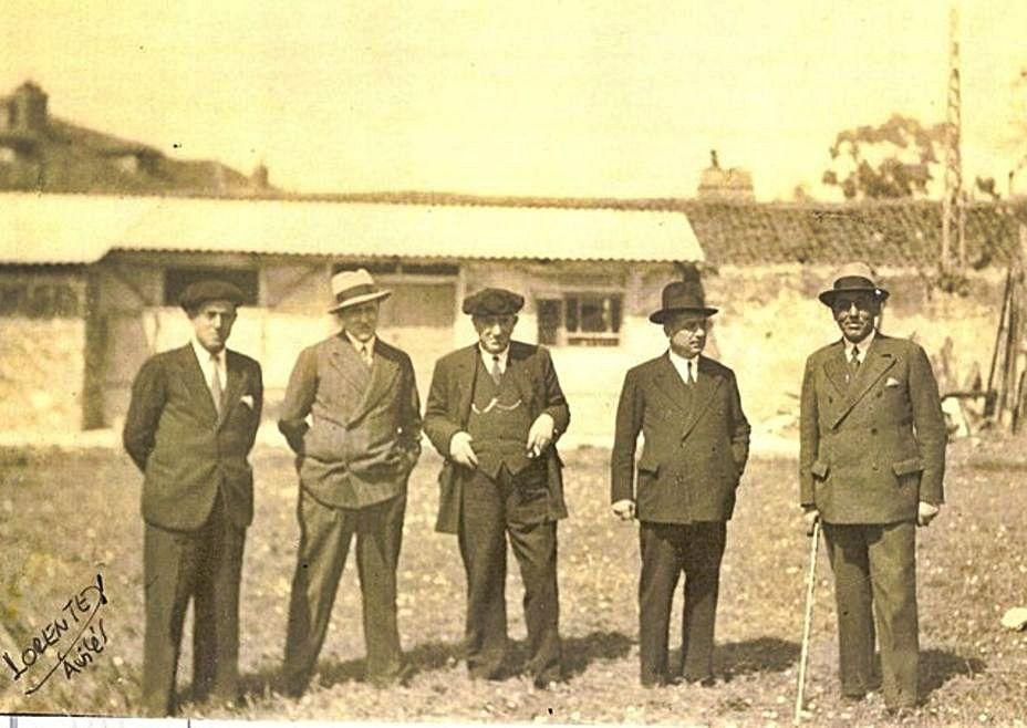 La colocación de la primera piedra del Instituto Carreño Miranda, en 1933. Luis García aparece en el centro del grupo.