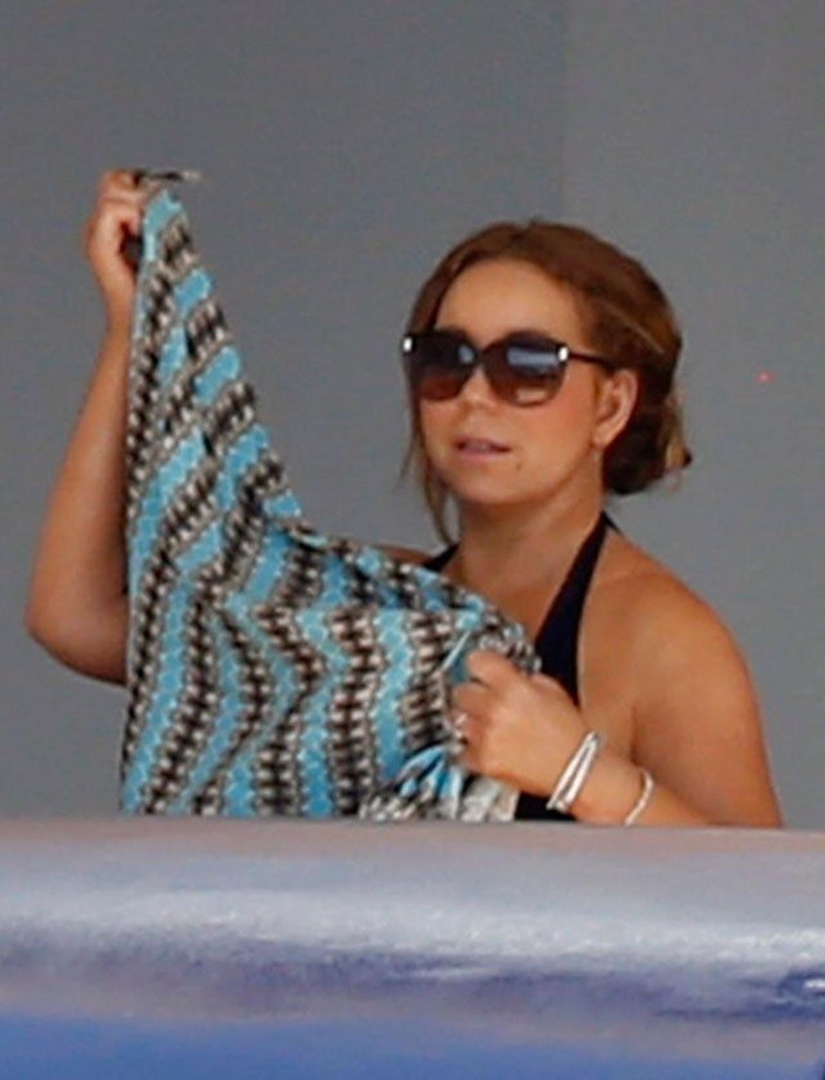 Mariah Carey poniéndose un pareo a bordo del yate de James Packer en aguas ibicencas