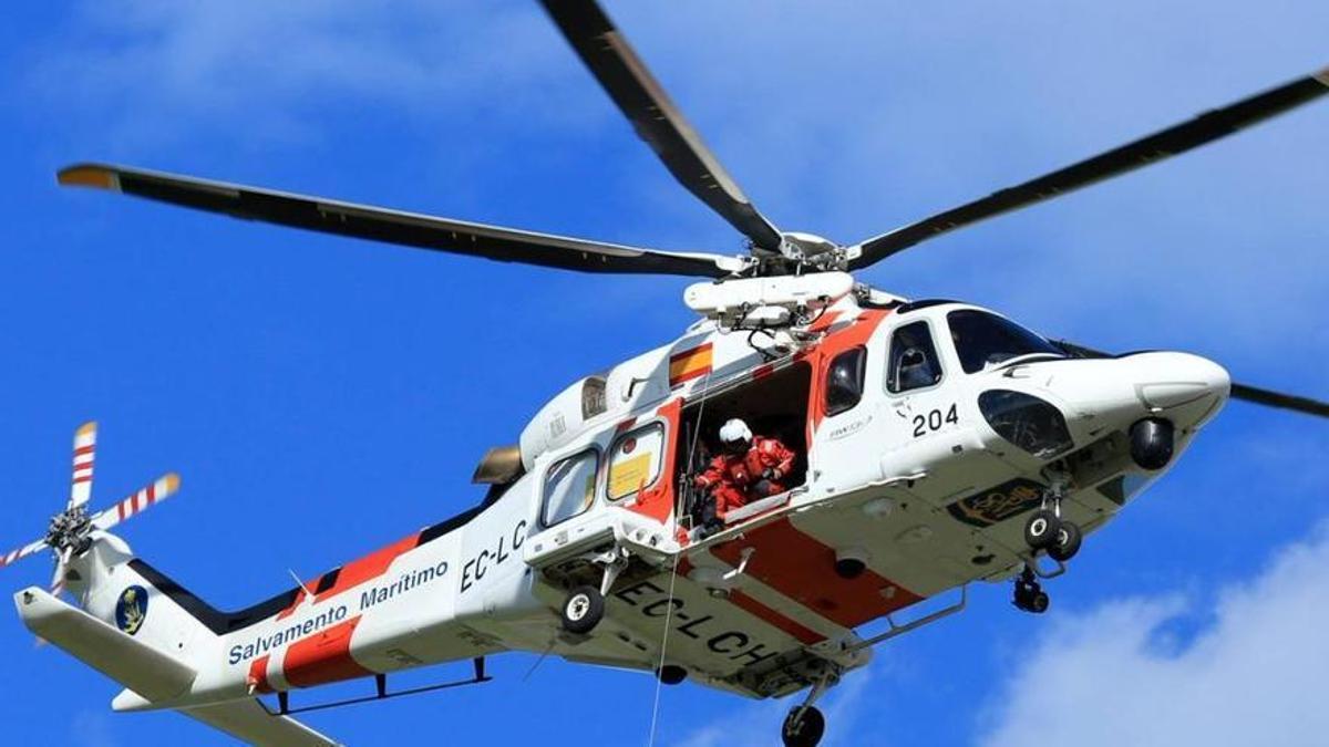 Helicóptero de Salvamento Marítimo durante un rescate.