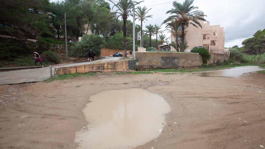Las fuertes lluvias en Ibiza obligan a cerrar tres aparcamientos en es Figueral, Cala Llenya y Cala Nova