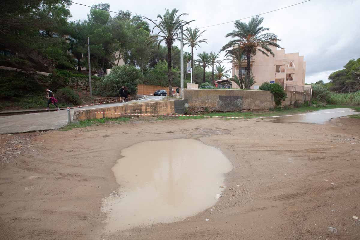 Las fuertes lluvias en Ibiza obligan a cerrar tres aparcamientos