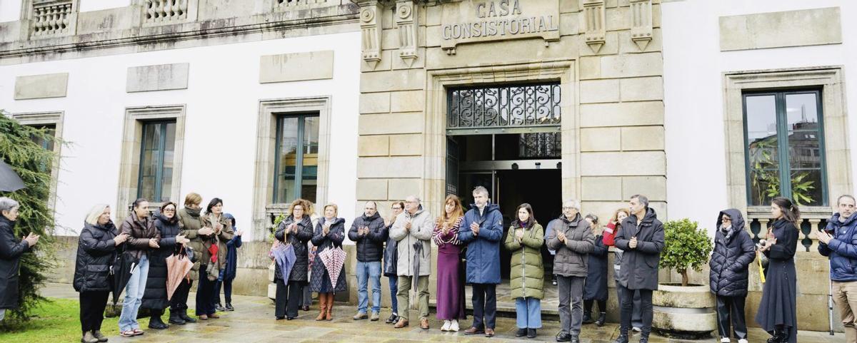 La concentración a las puertas del Concello de Vilagarcía. | |
