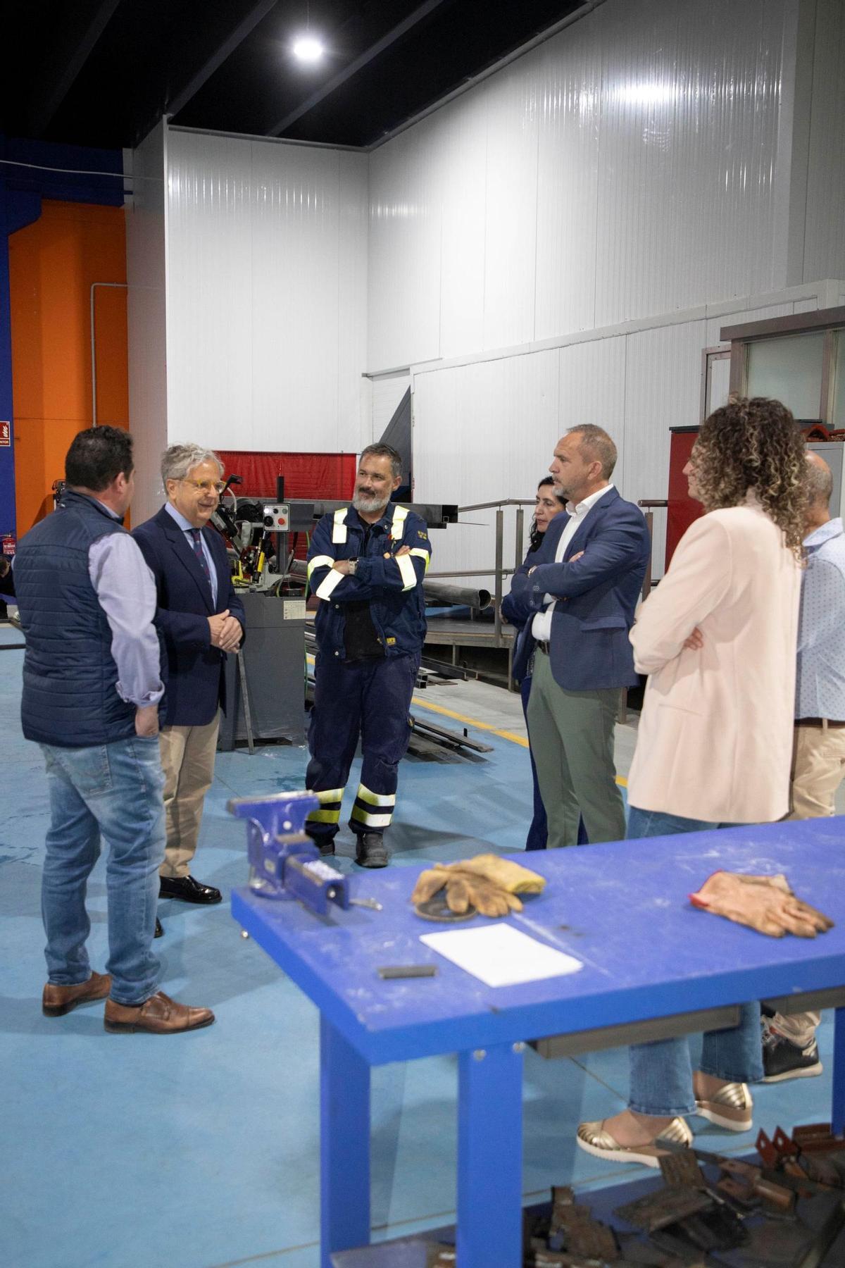 Salvador Fuentes y Manuel Torres, con profesores y alumnos del ciclo de Soldadura y Calderería de Dos Torres.