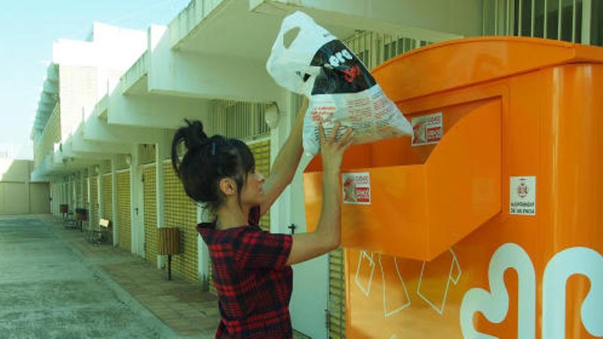 Un contenedor de recogida de ropa de Cáritas