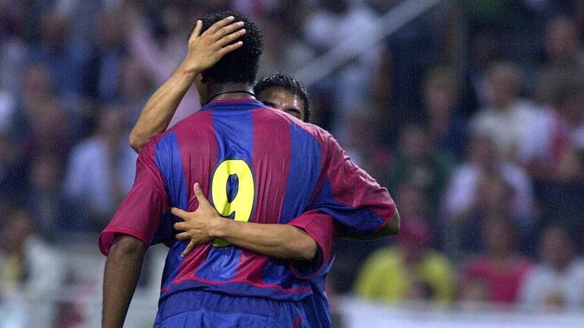 Saviola felicita a Kluivert después de que este marcara un gol al Ajax.