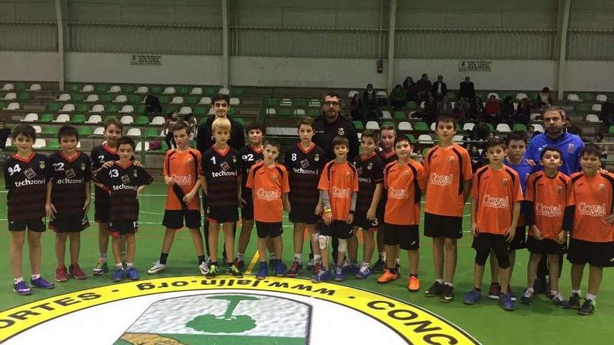 El Tech Zone derrota al Rodeiro Nucamsa en la liga provincial | El alevín mixto del Tech Zone Lalín se impuso por 8-0 al Rodeiro Nucamsa en el derbi de la liga provincial disputado el pasado viernes. Además, el resto de equipos de la base del Balonmán Lalín tuvieron suerte dispar en sus respectivos compromisos. La jornada se saldó con la victorias de los equipos Coreti cadete femenino y el alevín mixto del Carpintería Jar. Sin embargo, tanto el Clínica Deza cadete masculino como el Carpintería Jar infantil masculino sucumbieron en sus duelos. El coreti infantil femenino empató en su encuentro con la SAR.