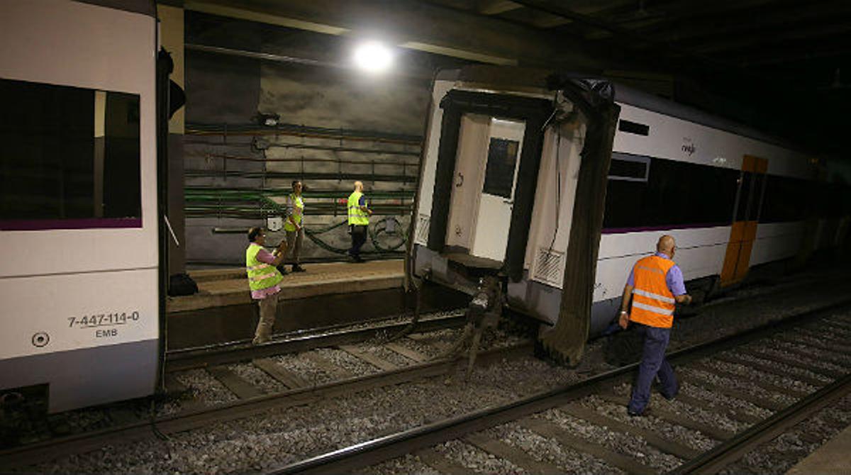Imatges del comboi descarrilat a Sant Andreu Arenal aquest diumenge a la nit.