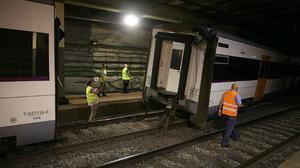 Imatges del comboi descarrilat a Sant Andreu Arenal aquest diumenge a la nit.