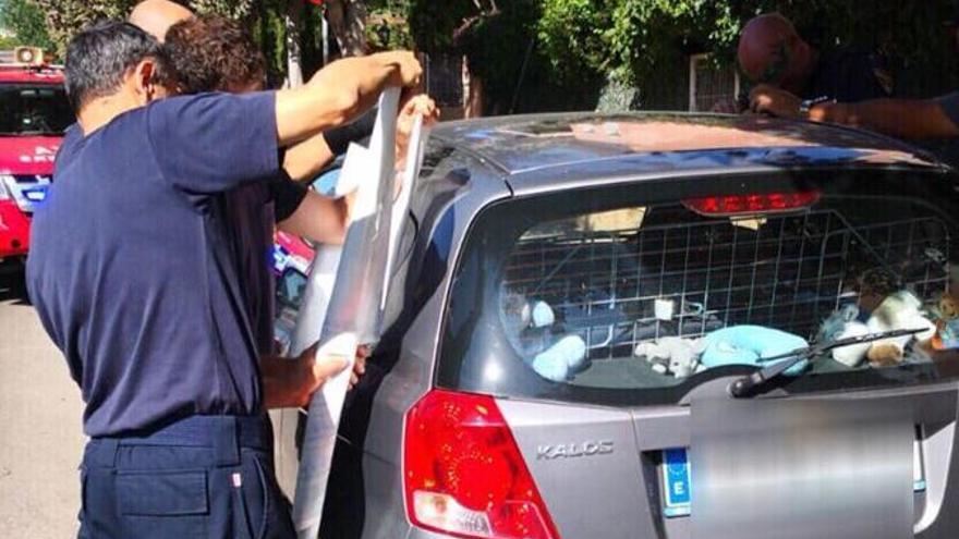 Rescatan a un bebé atrapado en un coche en Palma