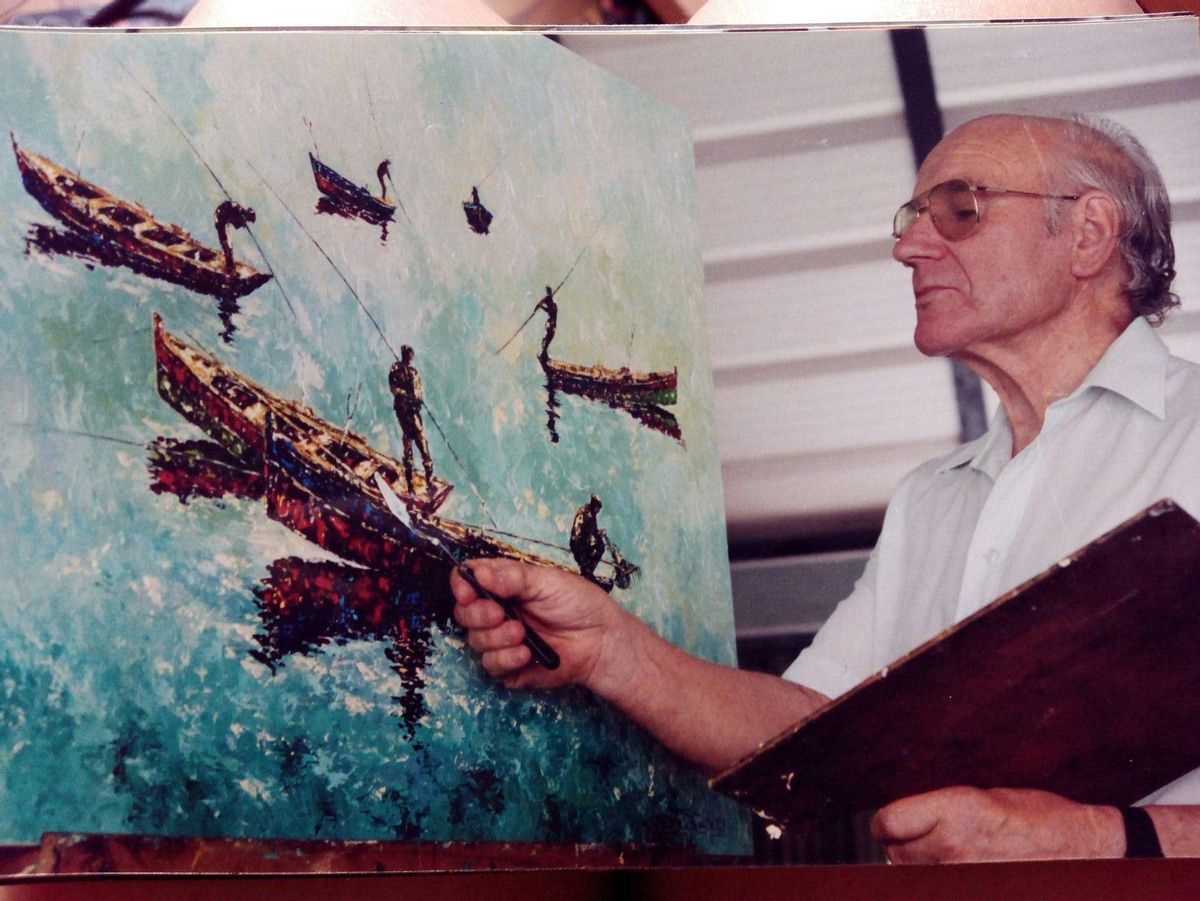 José Otero Baena, con la espátula, pinta un cuadro con dornas.