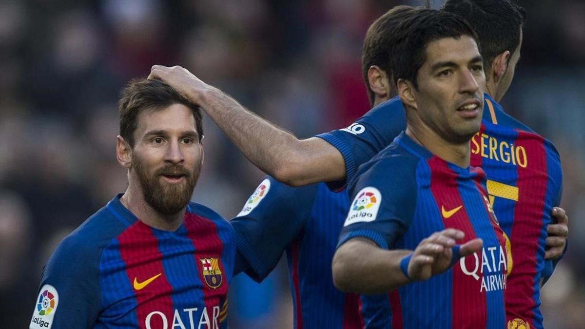 Messi es felicitado tras su gol ante Las Palmas.