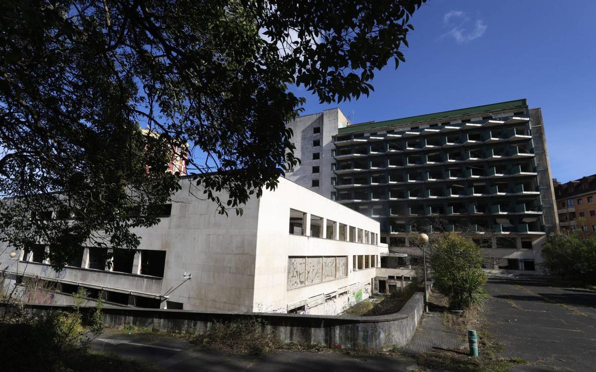 Edificios desvencijados del antiguo Hospital Central de Asturias, el «viejo HUCA».