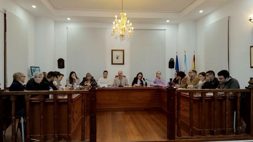 Un momento de la sesión plenaria de ayer en el Concello de Bueu. |  FdV