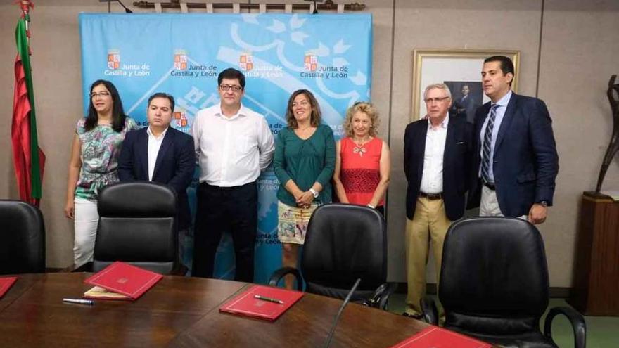La consejera Milagros Marcos (centro) con representantes de los grupos de acción y el delegado de la Junta (derecha).