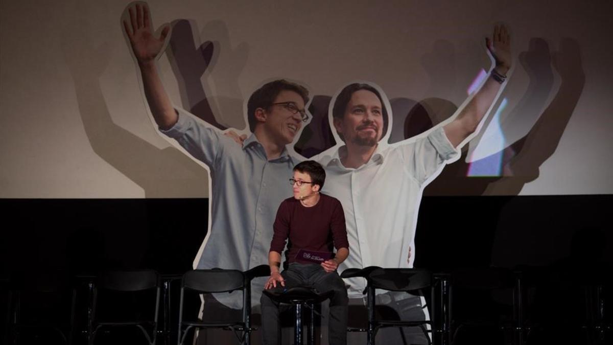 Errejón en el escenario de los cines Palafox, ante una imagen suya y de Iglesias tomada en enero de 2015 en València.