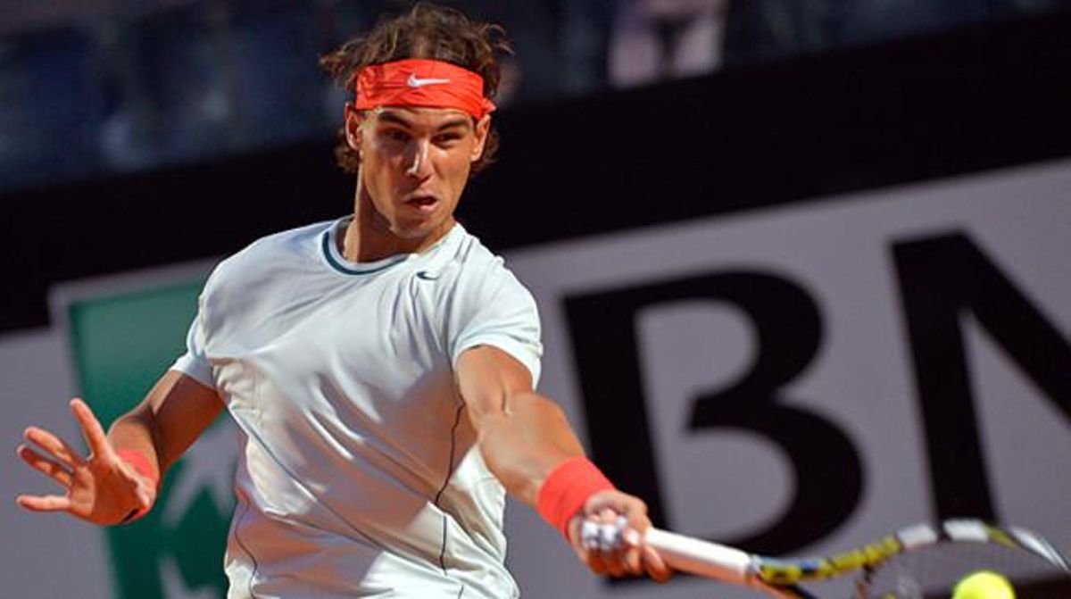 Rafael Nadal torna una pilota a Fabio Fognini en el torneig de Roma. Rafael Nadal torna una pilota a Fabio Fognini en el torneig de Roma.