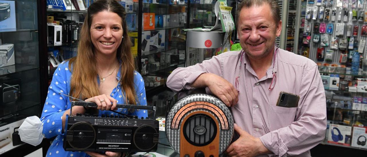 José Ángel Gajino y su hija, María, con dos radiocasetes en Comercial Lagares.
