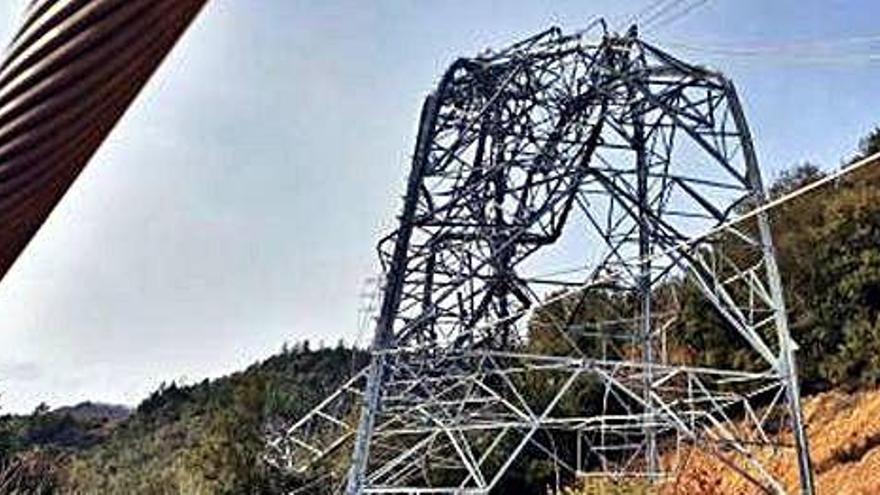 Torre de la MAT malmesa pel temporal «Gloria» a Sant Hilari.