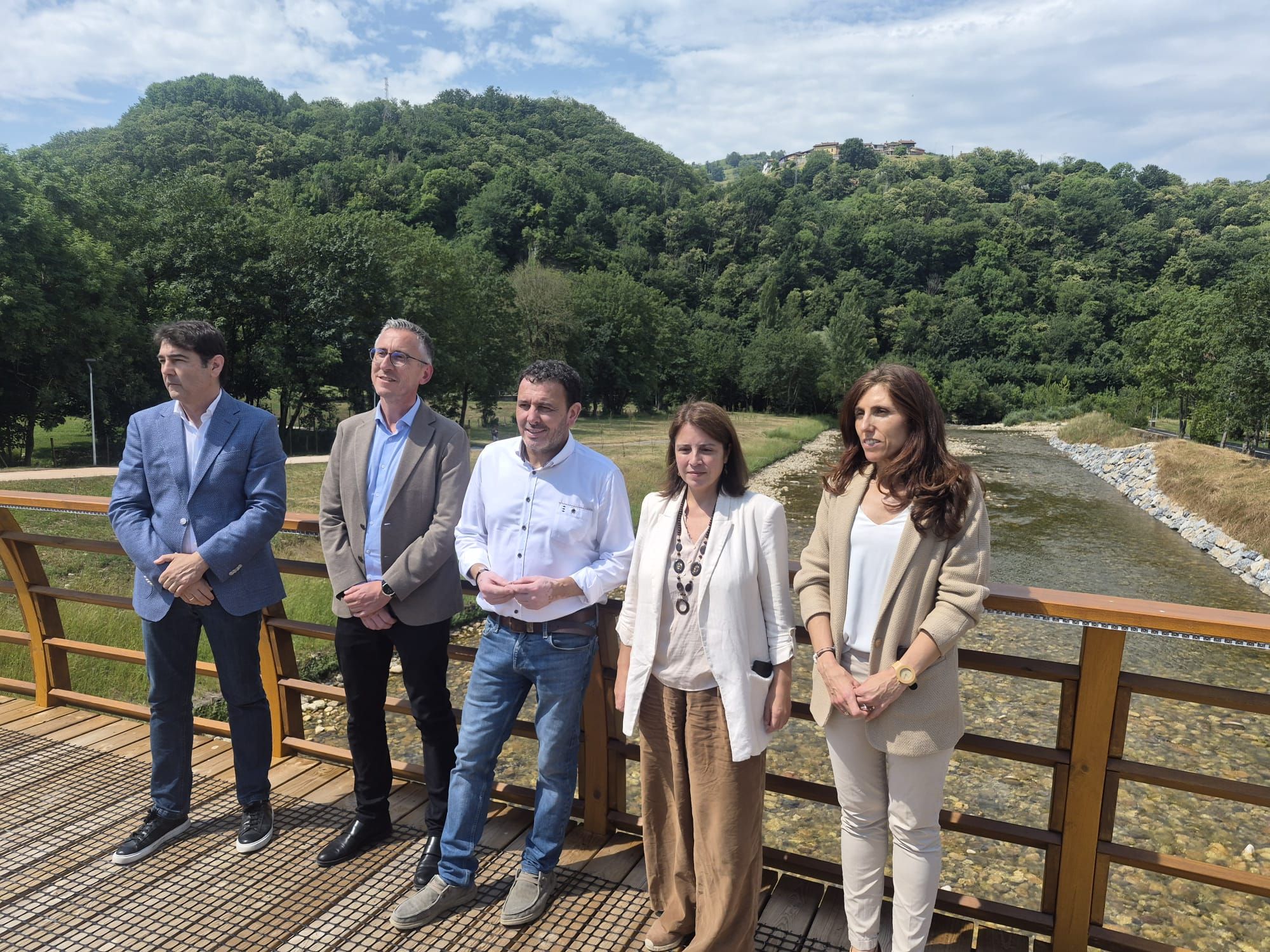Por la izquierda, Jesús María Garitaonandia, jefe del Área de Apoyo a la Dirección Técnica de la Confederación Hidrográfica, Juan José Fernández, secretario general de la Delegación del Gobierno, Julio García, Adriana Lastra y Esther Barroso, en la pasarela.