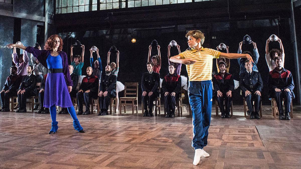 Pau Gimeno, caracterizado como Billy Elliot, atiende a las instrucciones de Natalia Millán, que interpreta a la señorita Wilkinson