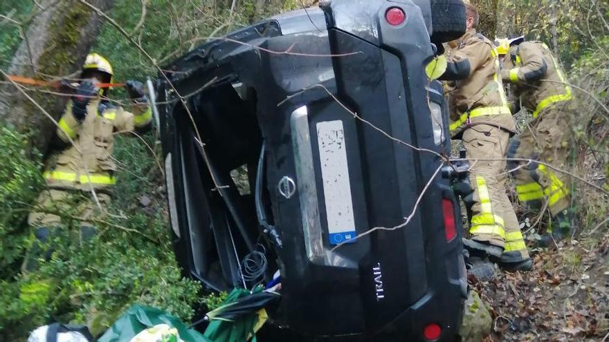 Els bombers treballant amb el vehicle accidentat