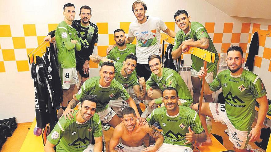 Los jugadores del Palma Futsal posan sonrientes en el vestuario al final del partido