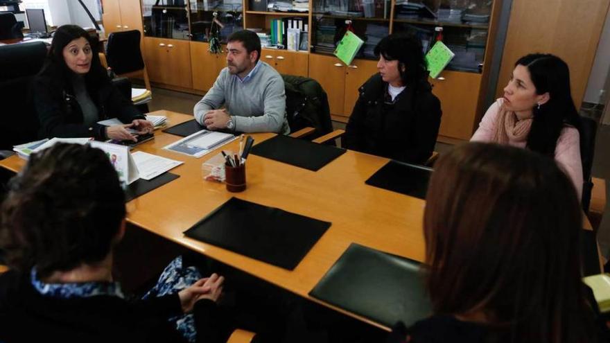 Por la izquierda, Yasmina Triguero y Teodoro Pozo, con las madres asistentes a la reunión.