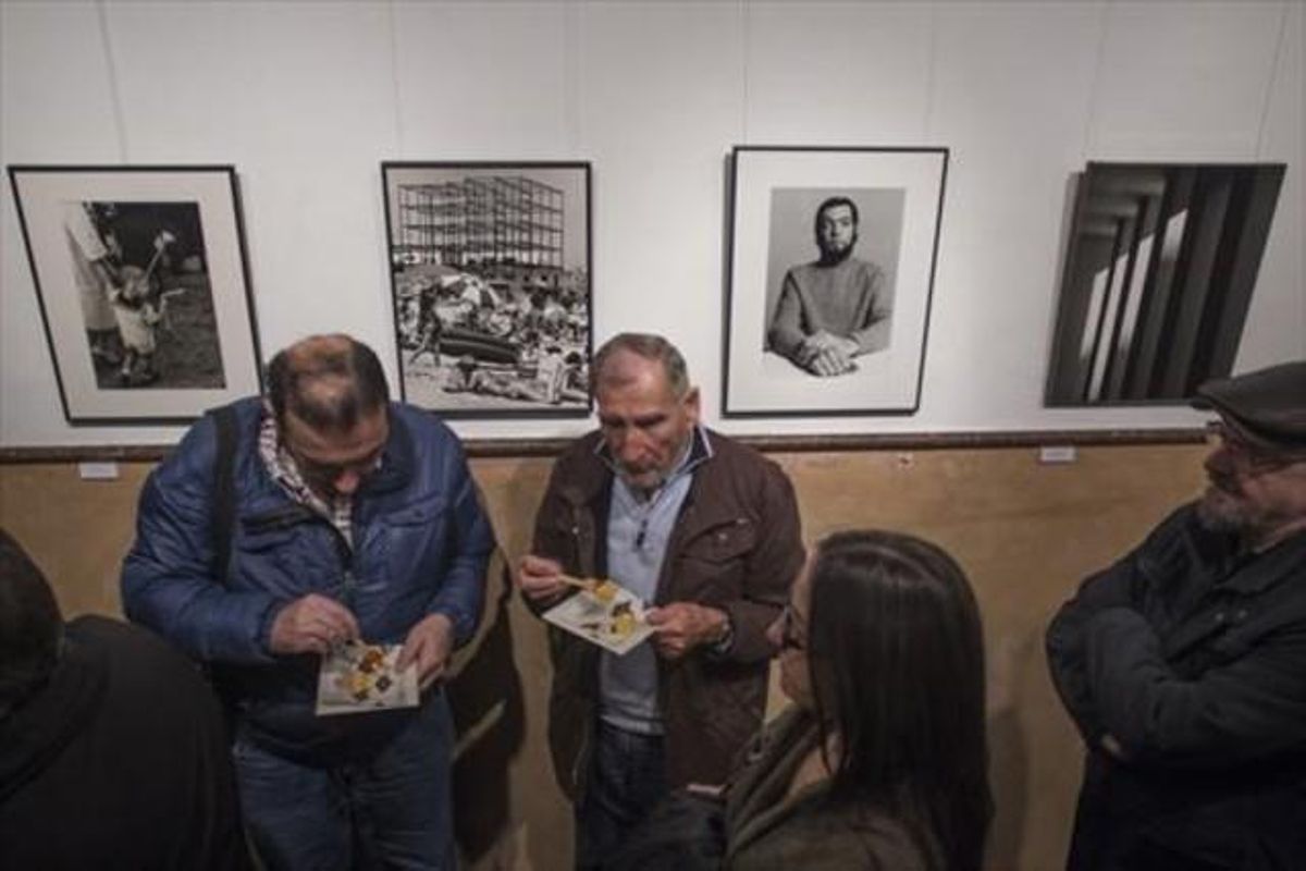 Assistents a la inauguració de la mostra ’Clàssics contemporanis II’.