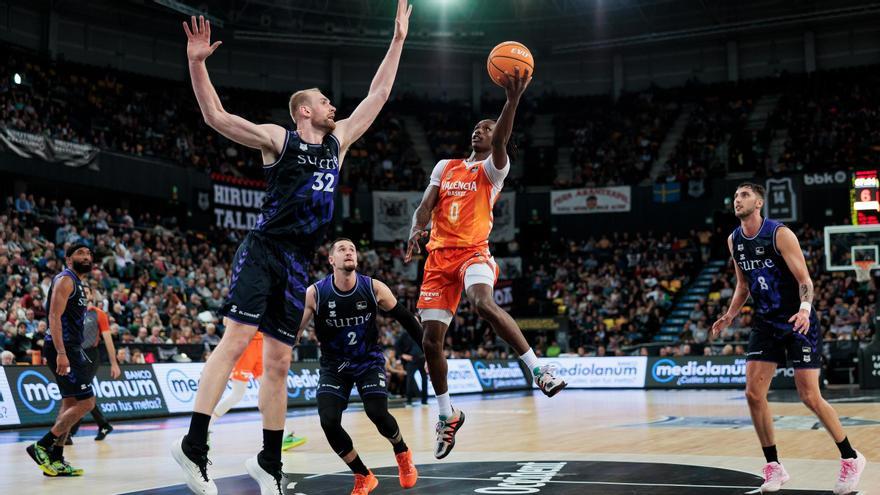 L'ex del Baxi Brancou Badio, davant de Hlinason, en el triomf del València a Bilbao