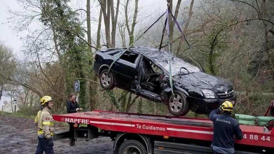 Abuela, madre e hija mueren al despeñarse su coche en Gerona