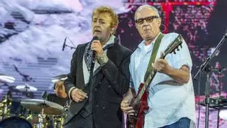 Manolo García y Quimi Portet durante el concierto de El Ultimo de la Fila en el Estadi Olimpic.