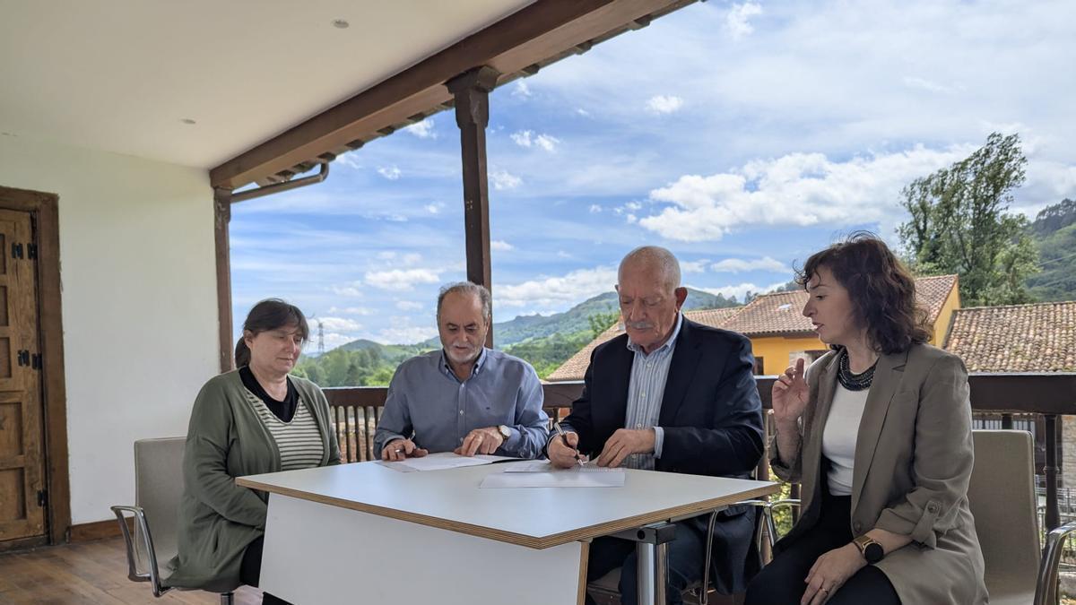 Por la izquierda, la edil Patricia Villar, Tomás Fernández, Ramón Rodríguez y Consuelo Rodríguez (secretaria del RIDEA), durante la firma.